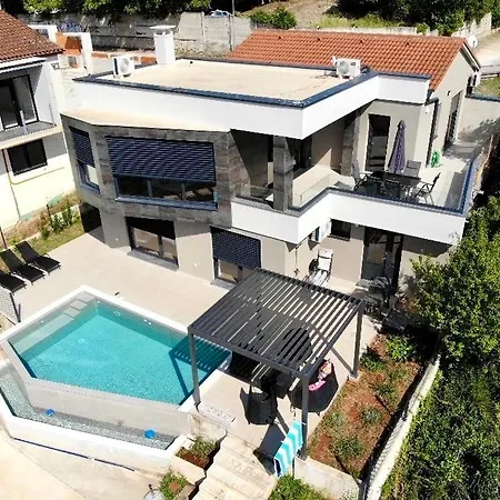 Matrix, Center, Pool Pula