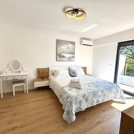 Matrix, Center, Pool Pula