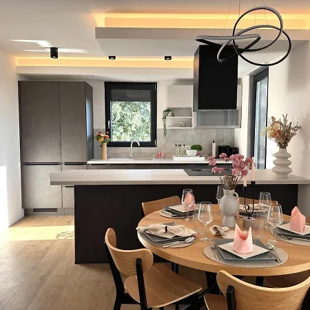 Matrix, Center, Pool Pula