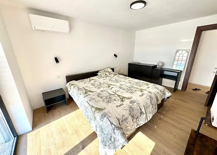 Matrix, Center, Pool 빌라