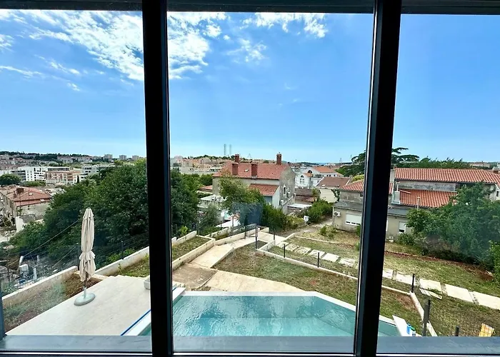 Matrix, Center, Pool 빌라 풀라