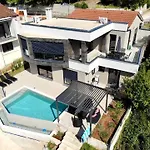 Matrix, Center, Pool Πούλα