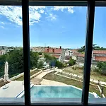 Matrix, Center, Pool Βίλα Πούλα
