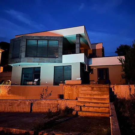 Matrix, Center, Pool * Πούλα